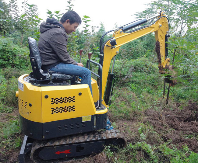 小型挖掘機的基本操作方法 小型挖掘機的基本操作方法